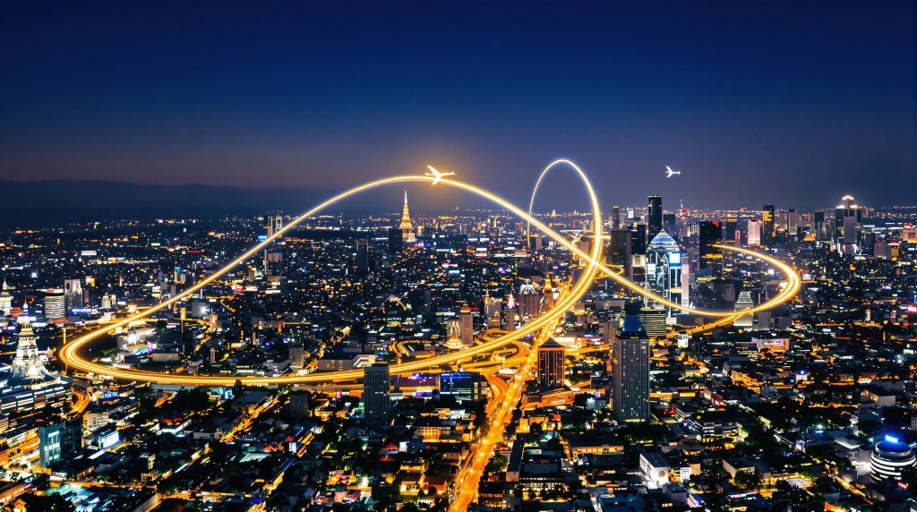Éclairage urbain de Bangkok sous la trajectoire d’un vol long-courrier