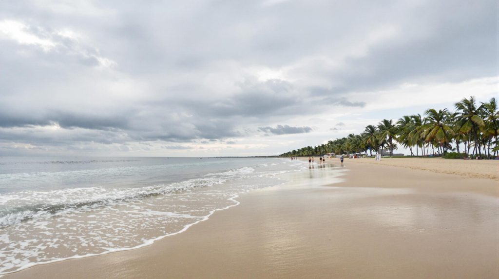 Plage de Thaïlande en basse saison des pluies