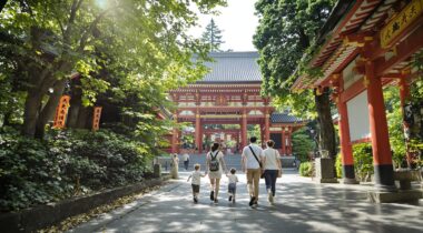 Famille au Japon devant un temple