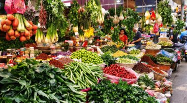 Marché vietnamien avec des étals de nourriture