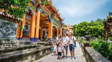 Famille visitant un temple au Vietnam