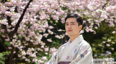 Homme en kimono traditionnel japonais dans un jardin