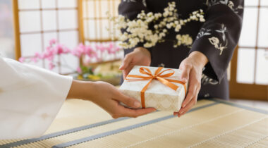 Offrande d'un cadeau traditionnel japonais
