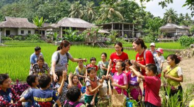 Paysage vietnamien avec bénévoles en action