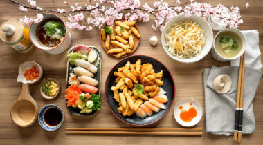Repas traditionnel japonais avec sushi et tempura