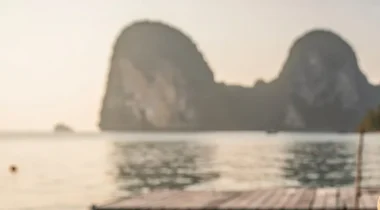 Jetée en bois et îlots calcaires au lever du soleil dans le sud de la Thaïlande