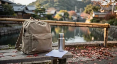Sac à dos en toile et gourde sur un banc au bord d’un canal à Kyoto