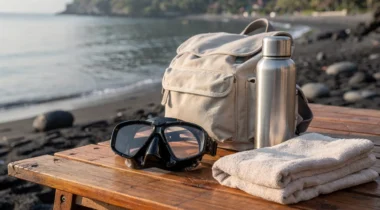 Masque de plongée, sac en toile et gourde sur un banc face à la mer à Amed, Bali