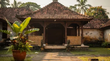 Pavillon traditionnel de Java dans la cour de Pura Mangkunegaran à Solo