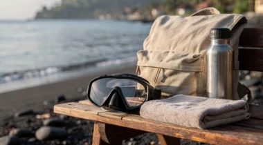 Masque de snorkeling, sac en toile et gourde sur un banc face à la mer à Amed, Bali