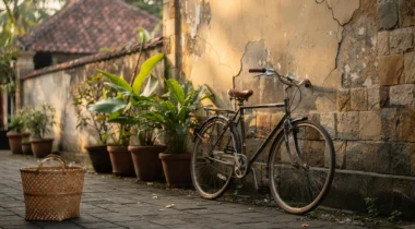 Vélo appuyé contre un mur ancien dans une ruelle calme à Yogyakarta